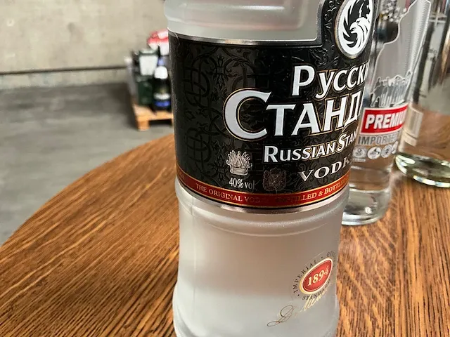 14 diverse flessen vodka tovaritch, 42 below, russian standard - afbeelding 5 van  7