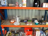 14 diverse glazen, 4 glazen windlichten, kookpot, 2 water dispensers voor dieren, gezelschapspel, kampeerlamp, vuurmaker, 4 pvc bestek - afbeelding 1 van  8