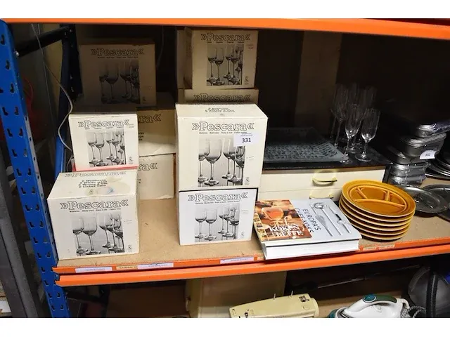 14 dozen met diverse glazen (niet compleet), bestekset (niet compleet), 2 glazen schotels, 2 kookboeken, 6 borden - afbeelding 1 van  10