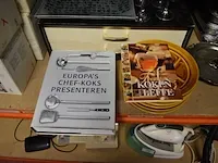 14 dozen met diverse glazen (niet compleet), bestekset (niet compleet), 2 glazen schotels, 2 kookboeken, 6 borden - afbeelding 7 van  10