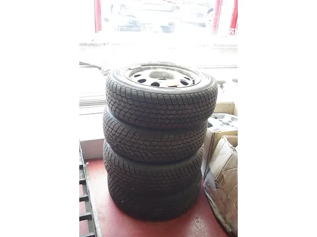 14 inch velgen met regenbanden - afbeelding 1 van  1