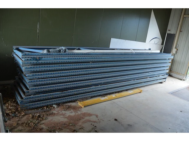 14 kopsteunen ca. 5,5 m hoog en 1 m breed, 56 dwarsbalken ca. 2,20 m lengte - afbeelding 1 van  8