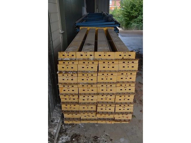 14 kopsteunen ca. 5,5 m hoog en 1 m breed, 56 dwarsbalken ca. 2,20 m lengte - afbeelding 6 van  8