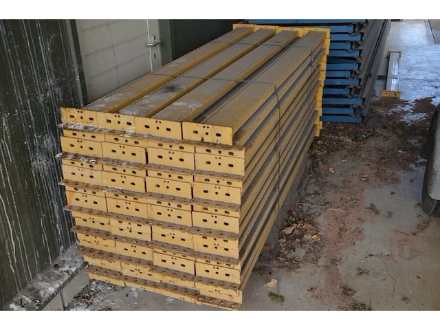 14 kopsteunen ca. 5,5 m hoog en 1 m breed, 56 dwarsbalken ca. 2,20 m lengte - afbeelding 7 van  8