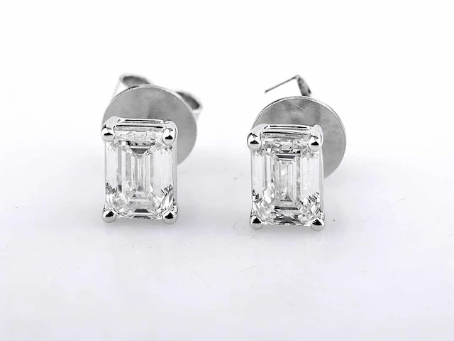14 kt white gold earring with 2.0 cts emerald cut lab grown diamond - afbeelding 3 van  6