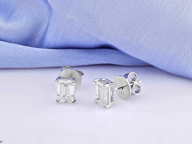 14 kt white gold earring with 2.0 cts emerald cut lab grown diamond - afbeelding 6 van  6