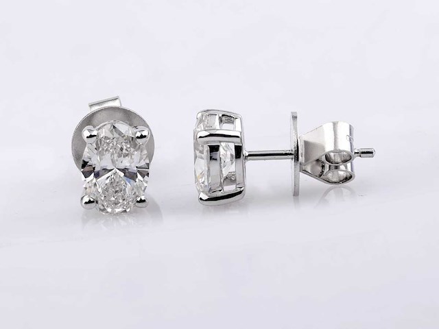 14 kt witgouden oorbel met 2,0 ct ovaal geslepen lab gekweekte diamant - afbeelding 3 van  6