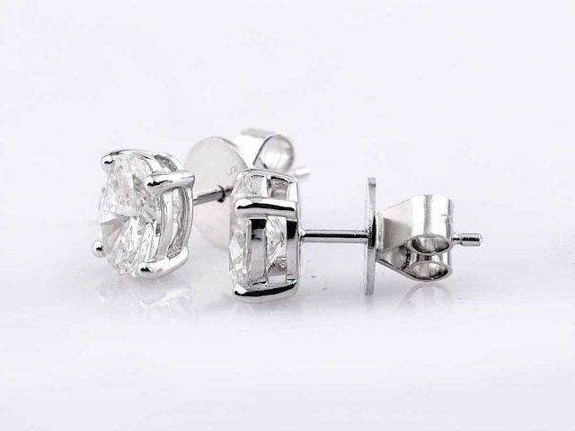 14 kt witgouden oorbel met 2,0 ct ovaal geslepen lab gekweekte diamant - afbeelding 4 van  6
