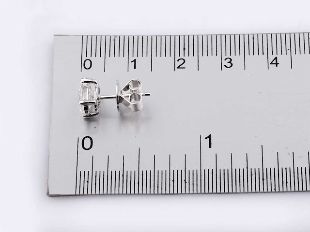 14 kt witgouden oorbel met 2,0 ct ovaal geslepen lab gekweekte diamant - afbeelding 6 van  6