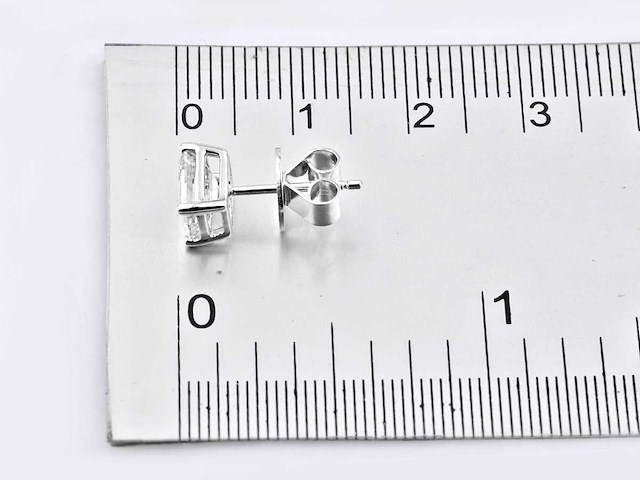 14 kt witgouden oorbel met 2,0 ct smaragd geslepen lab gekweekte diamant - afbeelding 2 van  6