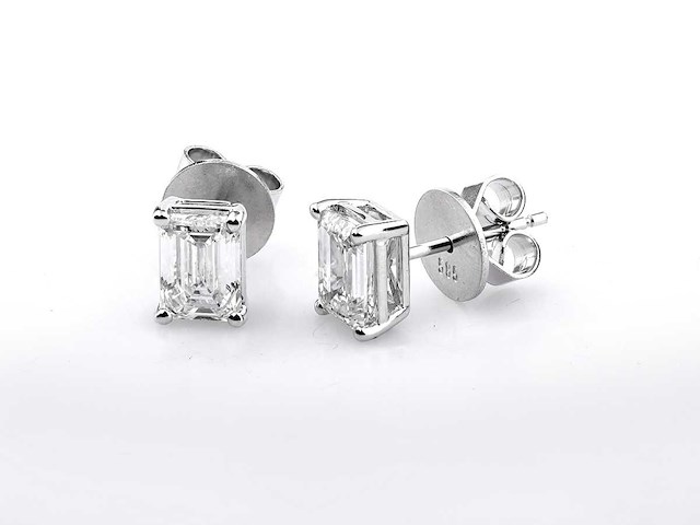 14 kt witgouden oorbel met 2,0 ct smaragd geslepen lab gekweekte diamant - afbeelding 4 van  6