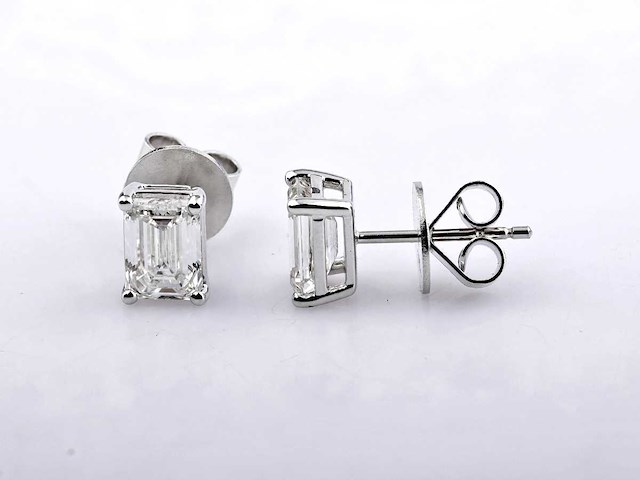 14 kt witgouden oorbel met 2,0 ct smaragd geslepen lab gekweekte diamant - afbeelding 5 van  6