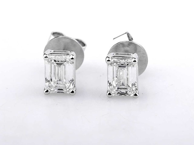 14 kt witgouden oorbel met 2,0 ct smaragdgeslepen laboratoriumgekweekte diamant - afbeelding 1 van  6