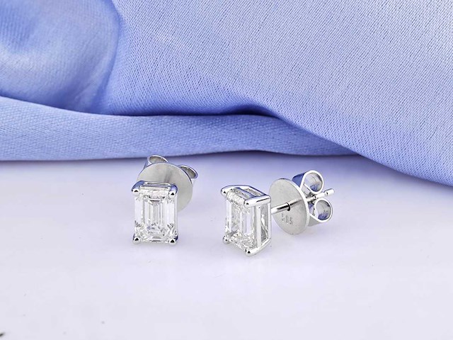 14 kt witgouden oorbel met 2,0 ct smaragdgeslepen laboratoriumgekweekte diamant - afbeelding 6 van  6