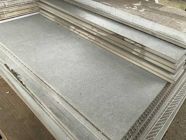 14 porseleinen tegels 60x60 cm met plinten - afbeelding 2 van  5