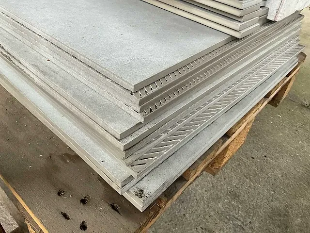 14 porseleinen tegels 60x60 cm met plinten - afbeelding 3 van  5