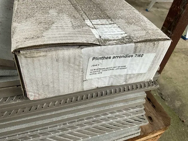 14 porseleinen tegels 60x60 cm met plinten - afbeelding 5 van  5