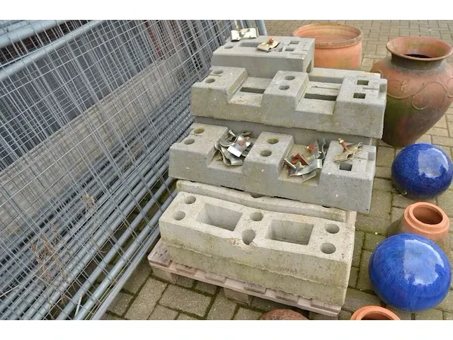 14 stuks werfhekken (met schade), 10 stuks werfhekvoeten (21,22) - afbeelding 6 van  6
