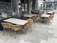 14 terrastafels en 26 terrasstoelen