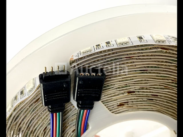141 stuks elektronica mix adapter led-strips en andere elektronische goederen - afbeelding 2 van  6
