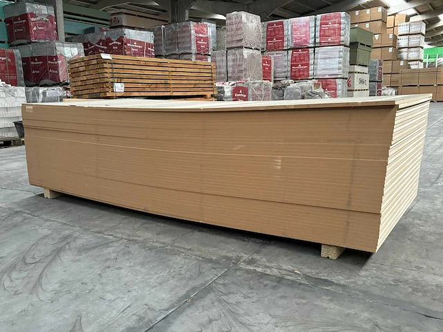 148,8 m² mdf 1,22 m breed 3,05 lang 1,8 cm dik - afbeelding 1 van  4