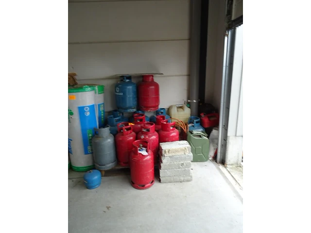 14x lege gasflessen primagaz + diverse bidons - afbeelding 1 van  5