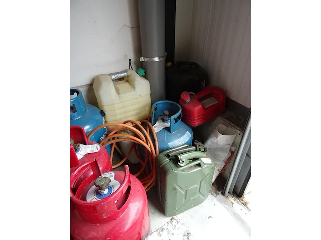 14x lege gasflessen primagaz + diverse bidons - afbeelding 5 van  5