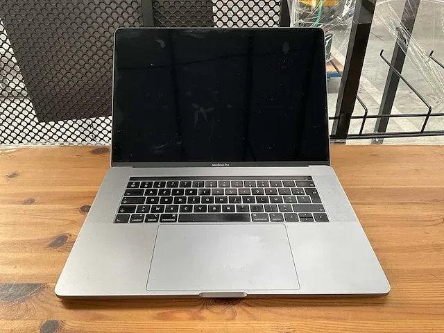 15” apple macbook pro a1990 - afbeelding 1 van  5