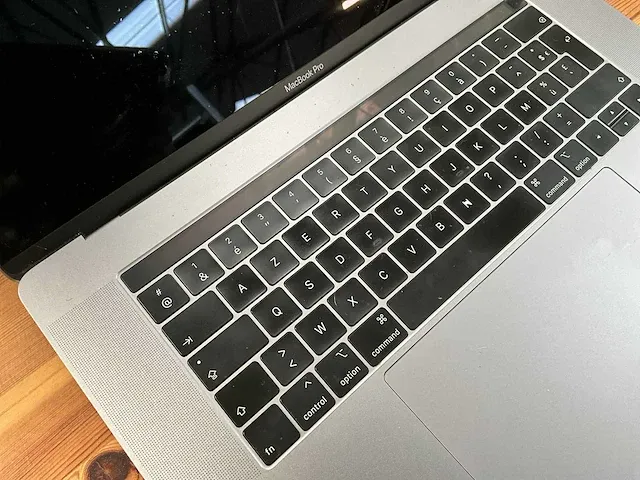 15” apple macbook pro a1990 - afbeelding 2 van  5