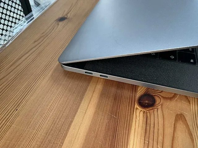 15” apple macbook pro a1990 - afbeelding 4 van  5