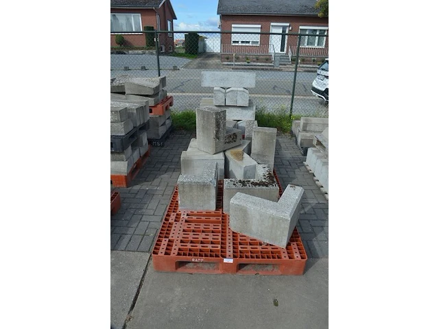 15 borduren 1 m, 8 hoekborduren (zonder pvc paletten) - afbeelding 1 van  7