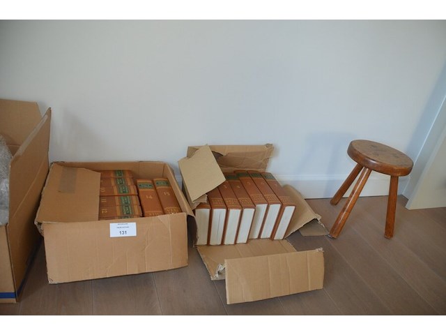 15-delige oosthoeks encyclopedie, eiken krukje - afbeelding 1 van  5