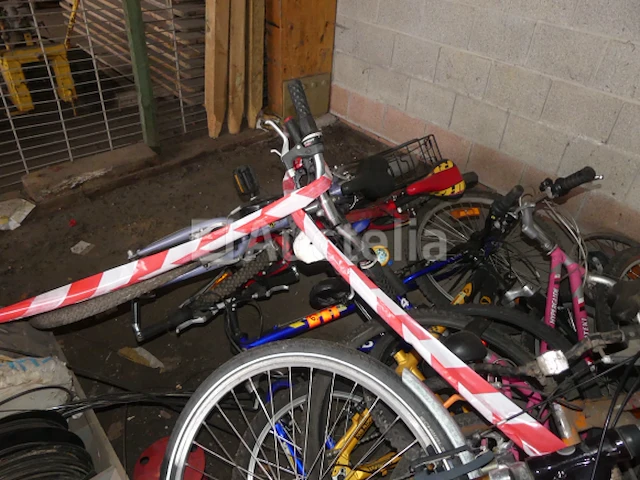 15 fietsen te herstellen - afbeelding 2 van  10