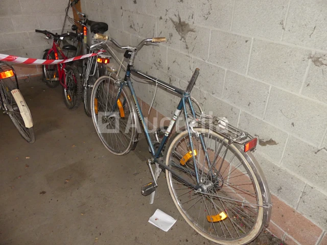 15 fietsen te herstellen - afbeelding 1 van  10