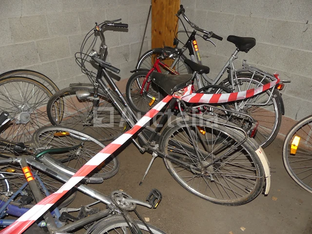 15 fietsen te herstellen - afbeelding 3 van  10