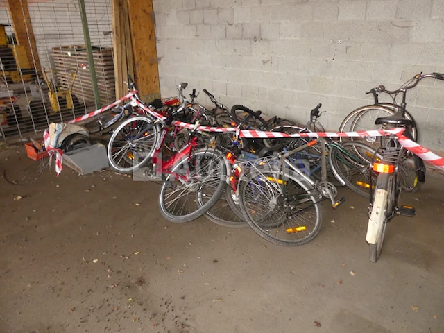 15 fietsen te herstellen - afbeelding 4 van  10