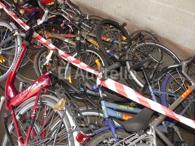 15 fietsen te herstellen - afbeelding 6 van  10