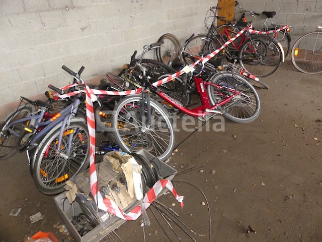 15 fietsen te herstellen - afbeelding 9 van  10