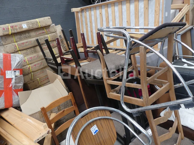 15 niet-overeenkomende stoelen - afbeelding 2 van  5
