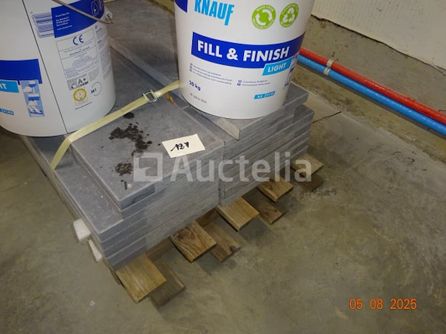 15 treden in blauwe steen van verschillende afmetingen, 2 emmers fill finish kauf - afbeelding 2 van  5