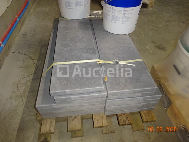 15 treden in blauwe steen van verschillende afmetingen, 2 emmers fill finish kauf - afbeelding 5 van  5