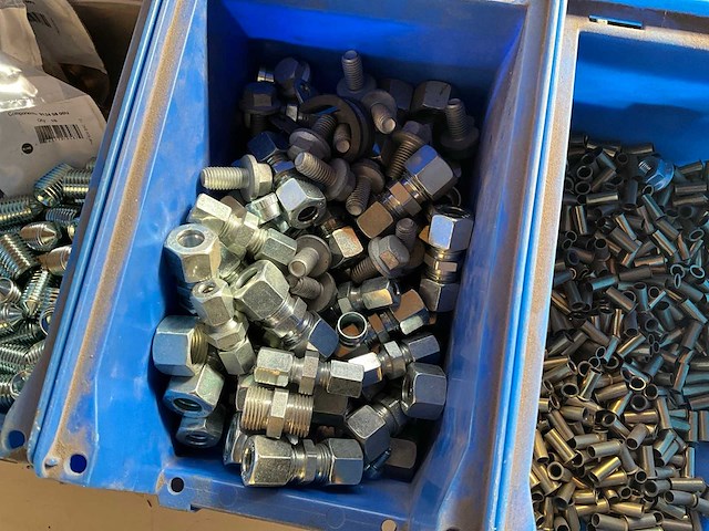 15,70 kg diverse bevestigingsmaterialen in stapelbare bak - afbeelding 2 van  13