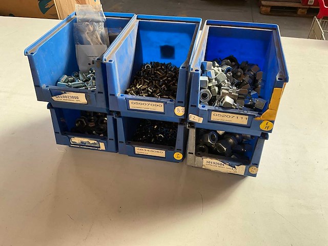 15,70 kg diverse bevestigingsmaterialen in stapelbare bak - afbeelding 5 van  13