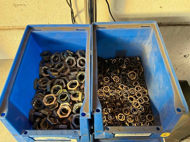 15,70 kg diverse bevestigingsmaterialen in stapelbare bak - afbeelding 7 van  13