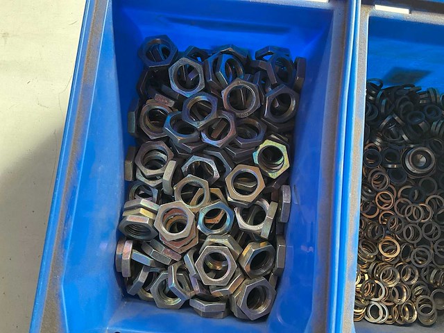 15,70 kg diverse bevestigingsmaterialen in stapelbare bak - afbeelding 10 van  13