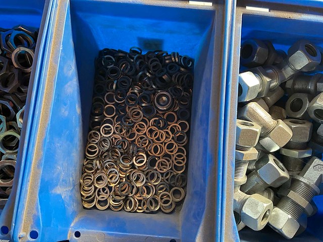 15,70 kg diverse bevestigingsmaterialen in stapelbare bak - afbeelding 11 van  13