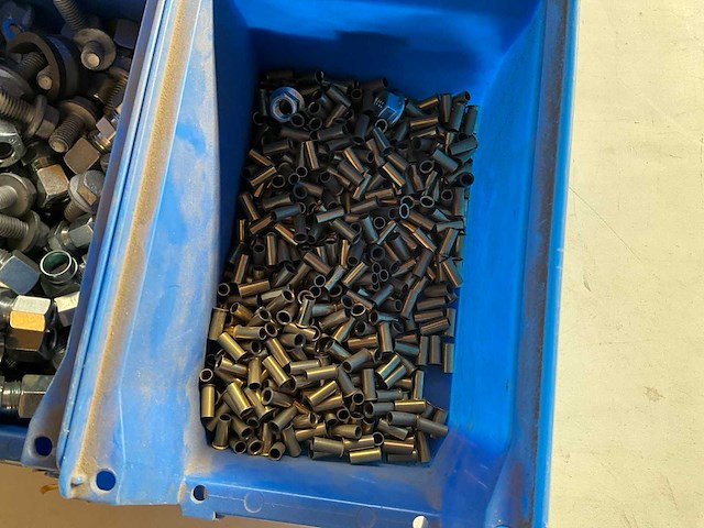 15,70 kg diverse bevestigingsmaterialen in stapelbare bak - afbeelding 13 van  13