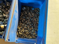 15,70 kg diverse bevestigingsmaterialen in stapelbare bak - afbeelding 13 van  13