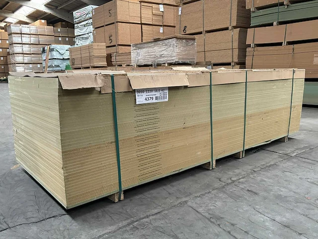 158,6 m² mdf 1,30 m breed 3,05 m lang 1,8 cm dik - afbeelding 1 van  4