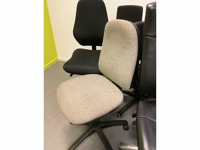 15x diverse bureaustoelen - afbeelding 10 van  19